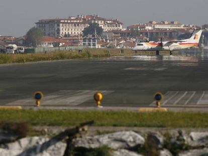 Un avión maniobra en el aeropuerto de Hondarribia.