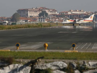 Un avión maniobra en el aeropuerto de Hondarribia.