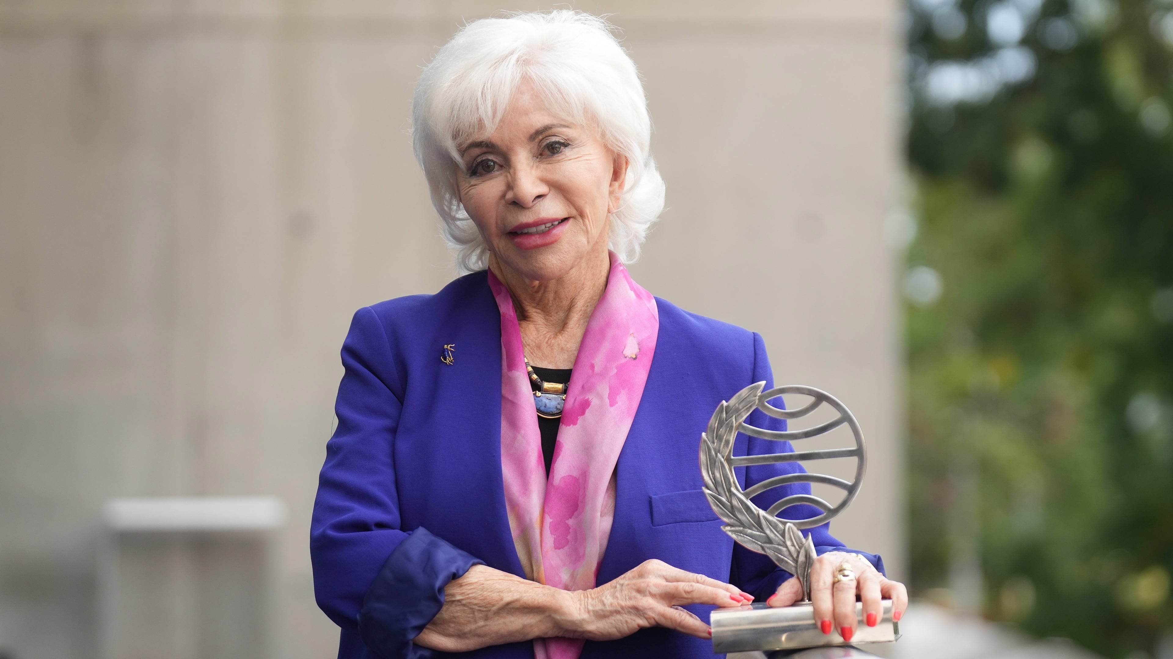 El baile editorial de los premios literarios: Isabel Allende abre nuevo capítulo con Planeta
