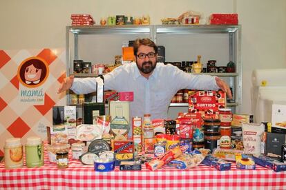 Alejandro Casanova, con algunos productos.