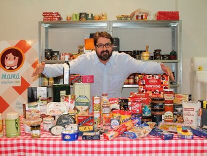 Alejandro Casanova, con algunos productos.