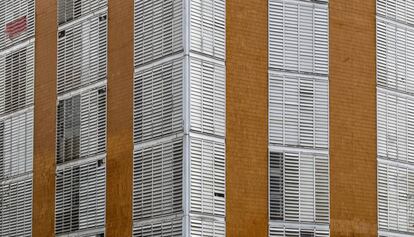 Coderch construyó edificios con una serie de elementos que identifican su obra, como las persianas de láminas Llambí del Instituto  Social de la Marina de la Barceloneta.