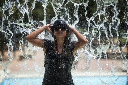 GRA269. CÓRDOBA, 15/07/2014.- Una joven toma un baño en una fuente pública de Córdoba hoy martes 15 de julio de 2014, día en que la Agencia Estatal de Meteorología (Aemet) ha previsto temperaturas que serán significativamente altas en zonas de Andalucía, Extremadura, Madrid y Castilla-La Mancha. EFE/ Rafa Alcaide