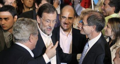 El candidato del PP, Mariano Rajoy, saluda al atleta Abel Antón, número dos al Senado por Soria.