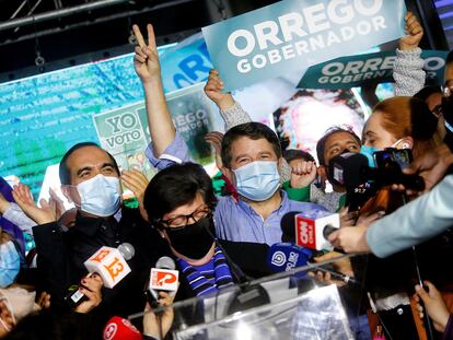 O governador eleito da região de Santiago, Claudio Orrego, comemora sua vitória na capital do país.