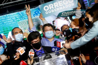 El electo gobernador, Claudio Orrego, celebra su victoria en Santiago de Chile.