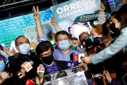 El electo gobernador, Claudio Orrego, celebra su victoria en Santiago de Chile.