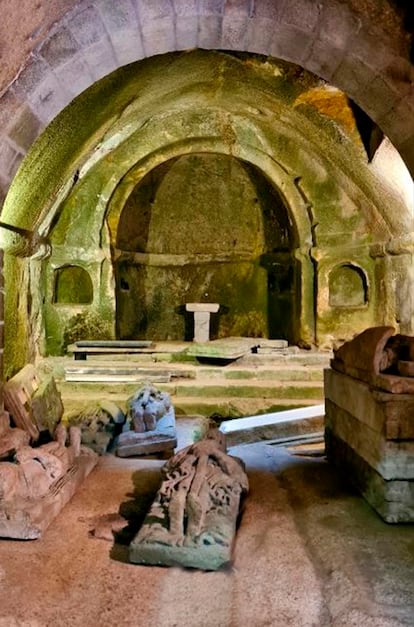 Tumbas en una de las salas del monasterio.