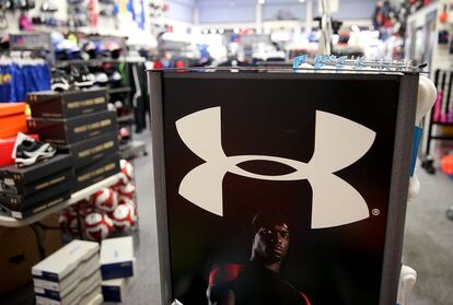 Logo de Under Armour en una tienda de San Rafael, California, en 2015.