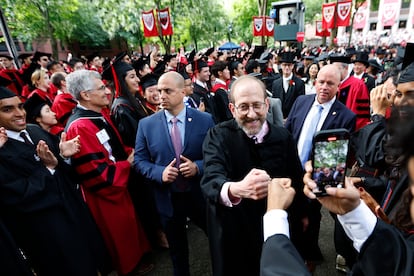 El rector Alan Garber es saludado por los alumnos a su llegada a la ceremonia de graduación de Harvard, este jueves.