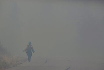 Un bombero camina entre el humo provocado por Las Conchas, nombre del fuego forrestal que amenaza Los Alamos, donde se encuentra el laboratorio de armamento nuclear.