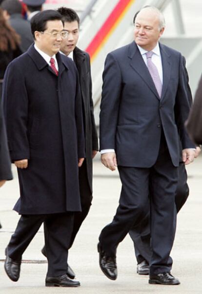 Moratinos recibe al presidente chino, Hu Jintao (izquierda), en Barajas.