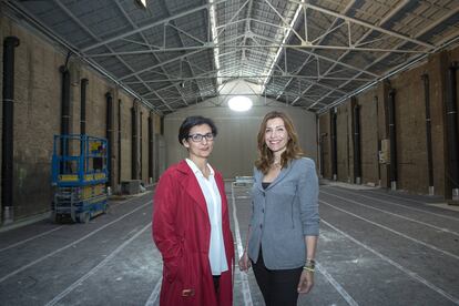 Nuria Enguita (izquierda), con Susana Lloret, directora general de la Fundación Per Amor a L'Art, en 2017, en el edificio que ahora ocupa Bombas Gens.