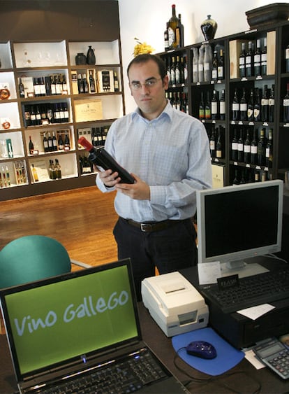 Emanuel Casais, en su tienda de Santiago.