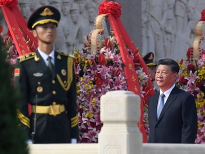 El presidente de China, Xi Jinping, en la plaza de Tiananmen (Pekín), este lunes, en un acto con motivo del Día de los Mártires.