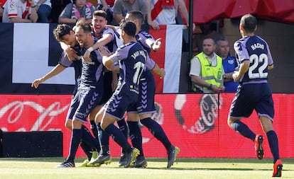 Los jugadores del Valladolid celebran uno de los goles al Rayo.