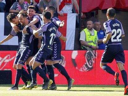 Los jugadores del Valladolid celebran uno de los goles al Rayo.