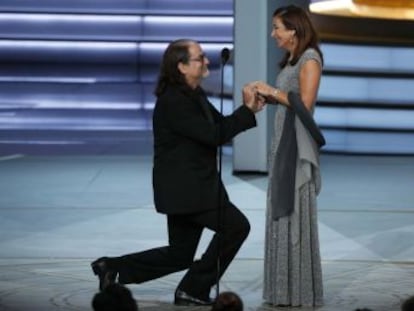 Glenn Weiss subió al escenario a recoger el premio a Mejor director de un espectáculo y bajó prometido a su novia