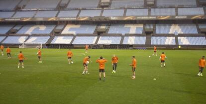 Entrenamiento del Shakhtar durante la tarde del mi&eacute;rcoles en Bala&iacute;dos ante la grada que sufri&oacute; los destrozos del temporal.