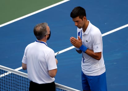 Djokovic implora al juez principal del US Open, tras propinarle un pelotazo a una juez de línea.