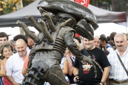 El tirn de la Aste Nagusia en el panorama festivo veraniego hace que cada vez sean ms los artistas callejeros que deciden  recalar  en Bilbao para hacer caja sorprendiendo a los paseantes. El que  recrea a la criatura del clsico <i>Alien</i> de Ridley Scott y sus secuelas ha sido uno de los que mayor xito ha cosechado.