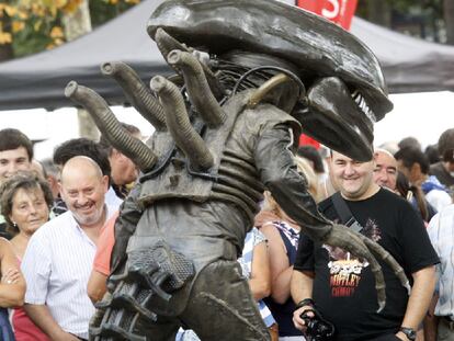 El tirón de la Aste Nagusia en el panorama festivo veraniego hace que cada vez sean más los artistas callejeros que deciden recalar en Bilbao para hacer caja sorprendiendo a los paseantes. El que recrea a la criatura del clásico <i>Alien</i> de Ridley Scott y sus secuelas ha sido uno de los que mayor éxito ha cosechado.