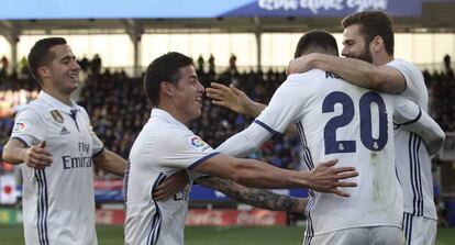 Los jugadores del Real Madrid Lucas Vázquez (i), James Rodríguez (2i) y Nacho Fernández (d) celebran el gol de su compañero Marco Asensio.