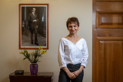 La ministra Carolina Tohá en su oficina en La Moneda junto al retrato de su padre José Tohá quién quien fue ministro del interior y de defensa nacional del presidente Salvador Allende.
 
Santiago 03 de NOV 2022
Fotos Cristian Soto Quiroz.