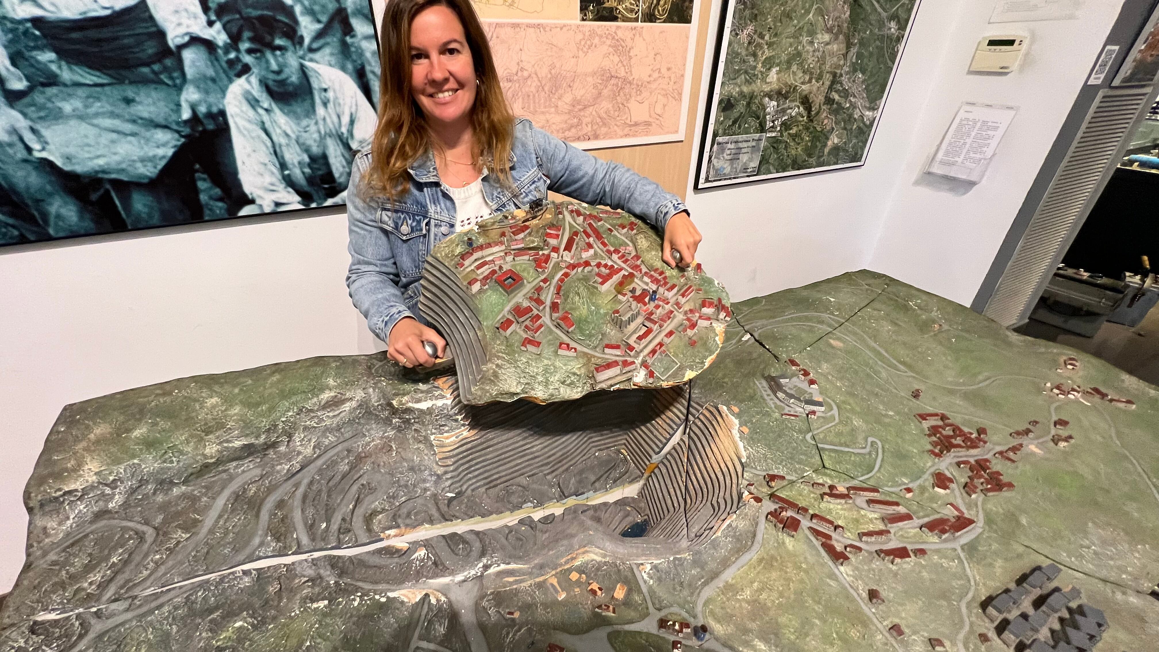 Haizea Uribelarrea, directora del Museo de la Minería del País Vasco con la maqueta que representa esta zona minera de la zona de Gran Bilbao.