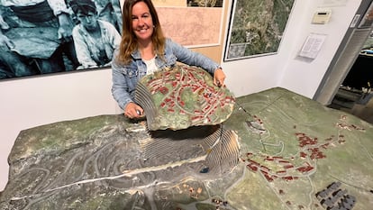 Haizea Uribelarrea, directora del Museo de la Minería del País Vasco con la maqueta que representa esta zona minera de la zona de Gran Bilbao.