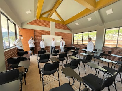 El presidente Andrés Manuel López Obrador recorre la universidad Benito Juárez en San Juan Bautista Valle Nacional, Oaxaca el 19 de marzo de 2021.