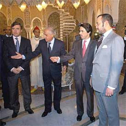José María Aznar, junto al rey de Marruecos, Mohamed VI, y el ministro español de Justicia, Ángel Acebes, en el palacio real de Marraquech.