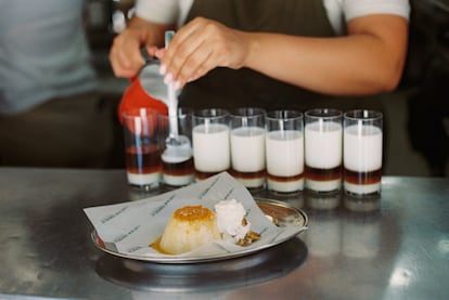 El flan con nuez garrapiñada es uno de sus postres.