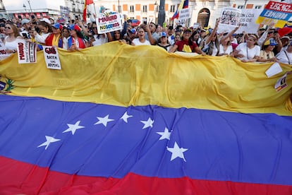 En Madrid, miles de venezolanos acudieron a La puerta del Sol, donde rechazaron los resultados y exigieron transparencia por parte del presidente Maduro. 