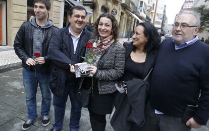 El secretario general del PSE-EE de San Sebastián, Ernesto Gasco, y la candidata del PSOE a las próximas elecciones europeas, Maider Lainez, junto con cargos públicos y afiliados socialistas.