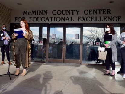 La profesora universitaria Alex Sharp, segunda por la izquierda, durante la conferencia de prensa de los vecinos del condado de McMinn del pasado 10 de febrero. En ella, protestaron por la retirada de 'Maus' de la lista de lecturas de sus alumnos adolescentes.