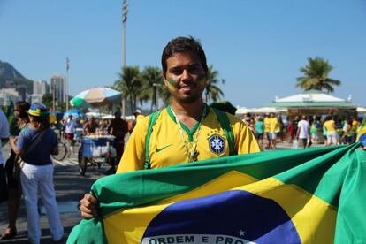 O estudante Fabio Freire, 27 anos, mora em Itaboraí, a mais de 40 Km do Rio. Viajou a Copacabana para mostrar “indignação” e “lutar por um país melhor”. Ele defende o impeachment de Dilma.