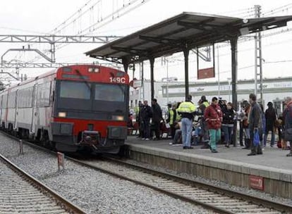 Usuarios de los Cercanías de Barcelona, hoy en la estación de Gavá.