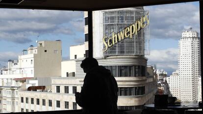 Luminoso de Schweppes en la Gran Vía de Madrid.