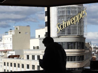 Luminoso de Schweppes en la Gran V&iacute;a de Madrid.