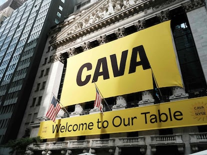 Un cartel de la cadena de comida rápida Cava, este jueves en la fachada de la Bolsa de Nueva York.