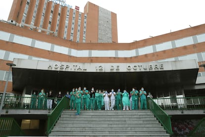 El personal sanitario del Hospital 12 de Octubre de Madrid devuelve el sábado 4 de abril el aplauso recibido por su labor durante la crisis de la pandemia.