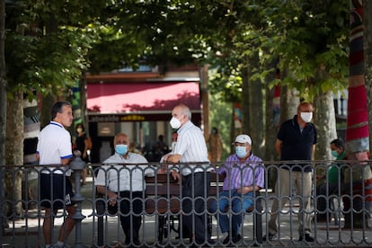 Varias personas el 9 de julio en una plaza de Ordizia (Gipuzkoa).