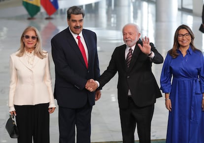 Brazilian President Luiz Inácio Lula da Silva (r) shakes hands with Venezuela's President Nicolás Maduro at the Planalto presidential palace, in Brasília, on Monday.