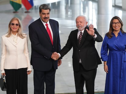 El presidente de Brasil, Lula, posa junto a su homólogo venezolano, Nicolás Maduro, y sus respectivas esposas, en el palacio presidencial de Planalto, en Brasilia, este lunes.