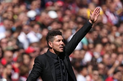 Diego Simeone, da unas indicaciones a los jugadores del Atlético de Madrid, durante el partido ante el Sevilla.