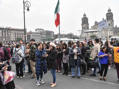 Decenas de personas reunidas en el Zócalo capitalino tras un sismo, el pasado 6 de octubre.