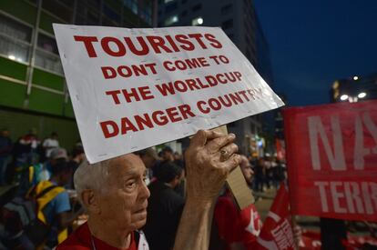 José, o conhecido 'vovô das manifestações', pede que turistas não venham ao Brasil durante a Copa.