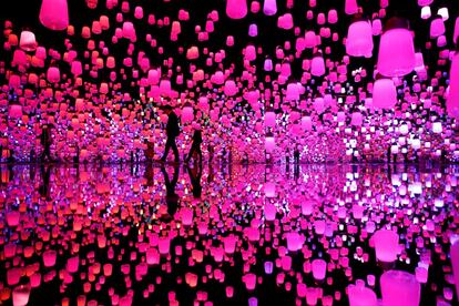 Visitantes pasean entre una pieza que forma parte de la exposición que el colectivo japonés de arte digital TeamLab exhibe en el centro MORI Building Digital Art en Tokio (Japón) 