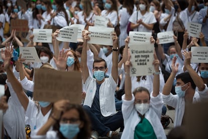 Manifestación de médicos internos residentes (MIR), este lunes en Barcelona.